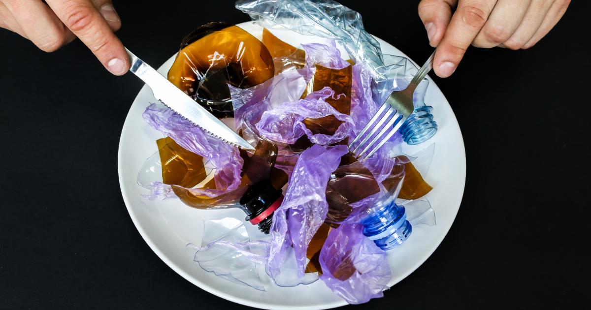 Un plato con varios plásticos encima