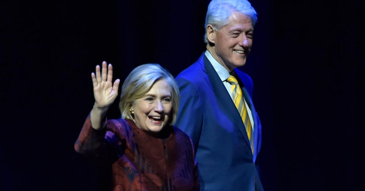 Hillary y Bill Clinton suben al escenario para una velada con sus partidarios, en el Teatro Park del Park MGM, el 5 de mayo de 2019 en Las Vegas (Nevada).