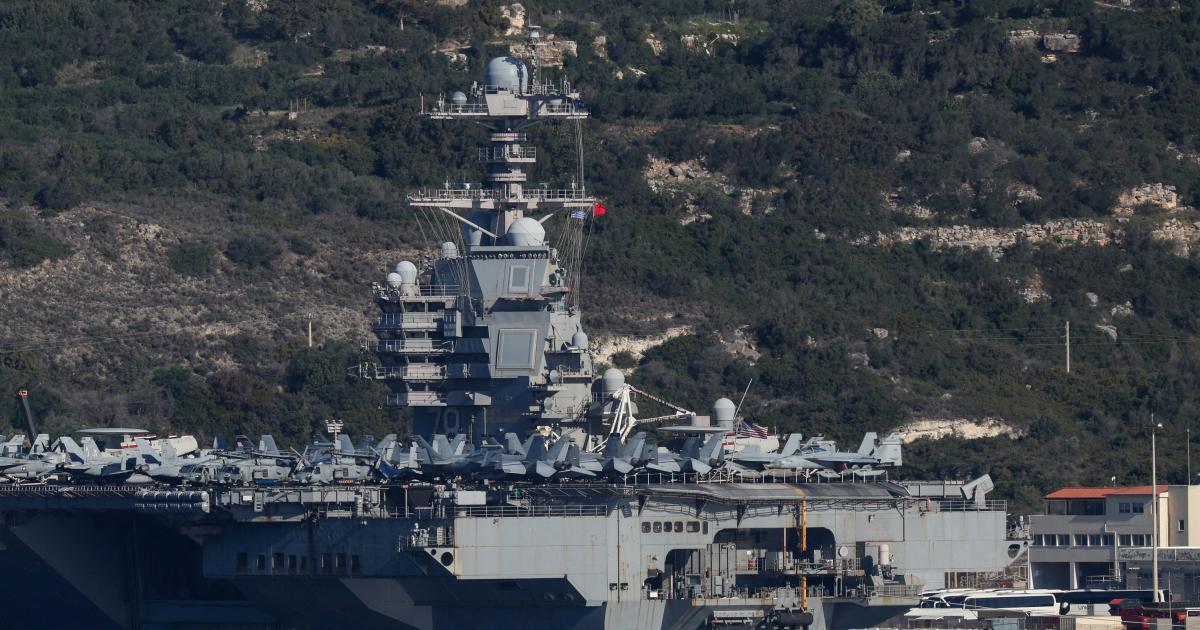 El mayor portaaviones estadounidense, el USS Gerald Ford, en la isla griega de Creta durante su travesía al puerto israelí de Haifa, en plena tensión con Irán.