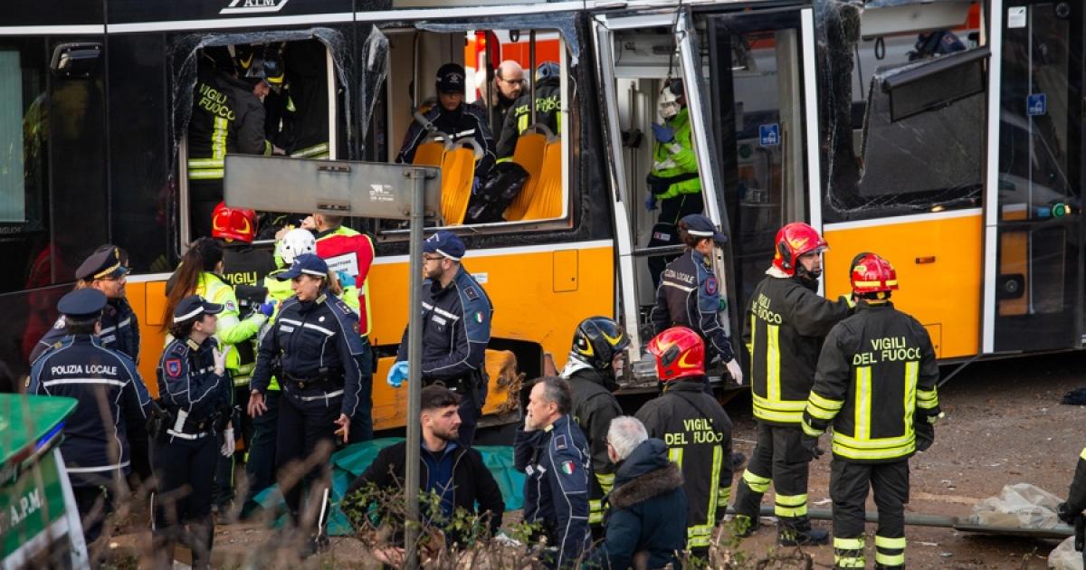 Las emergencias trabajan en el lugar del accidente del tranvía de Milán