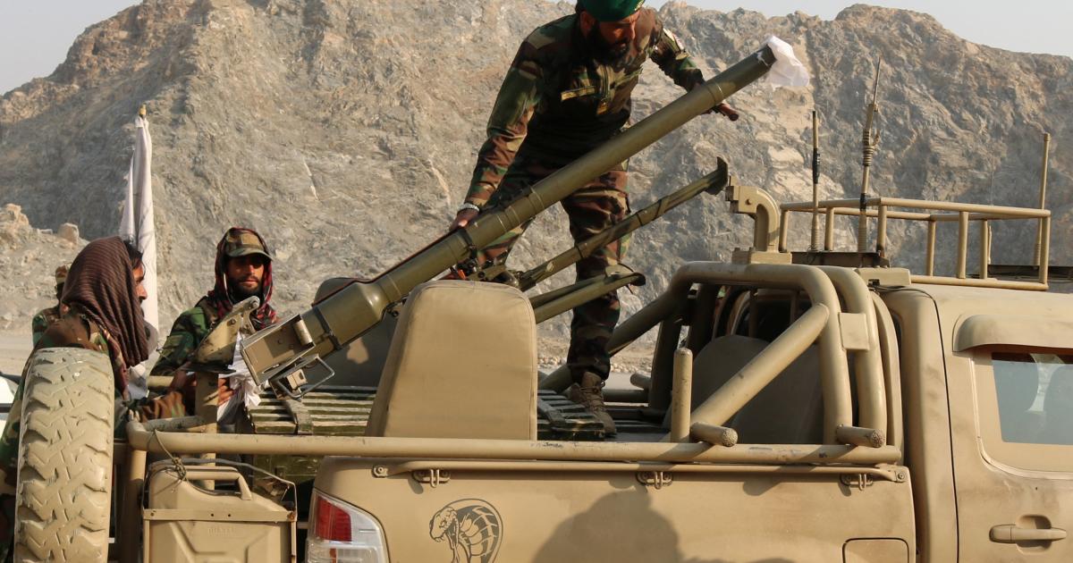 Soldados talibanes cargan un lanzacohetes en un vehículo, tras varios intercambios de disparos entre fuerzas de Pakistán y Afganistán, cerca de la frontera de Torkham, el 27 de febrero de 2026.