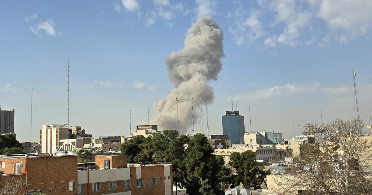 Humo tras uno de los bombardeos de EEUU e Israel en Irán.