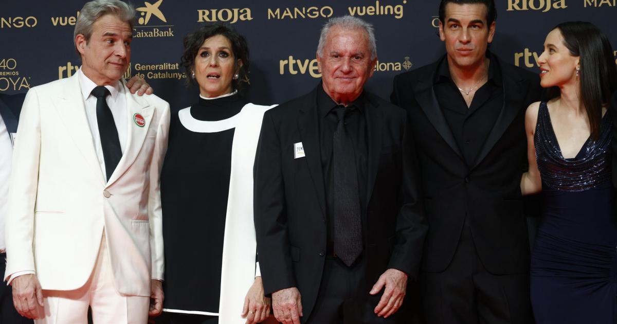 Víctor Manuel, junto al elenco de la película 'La cena'.