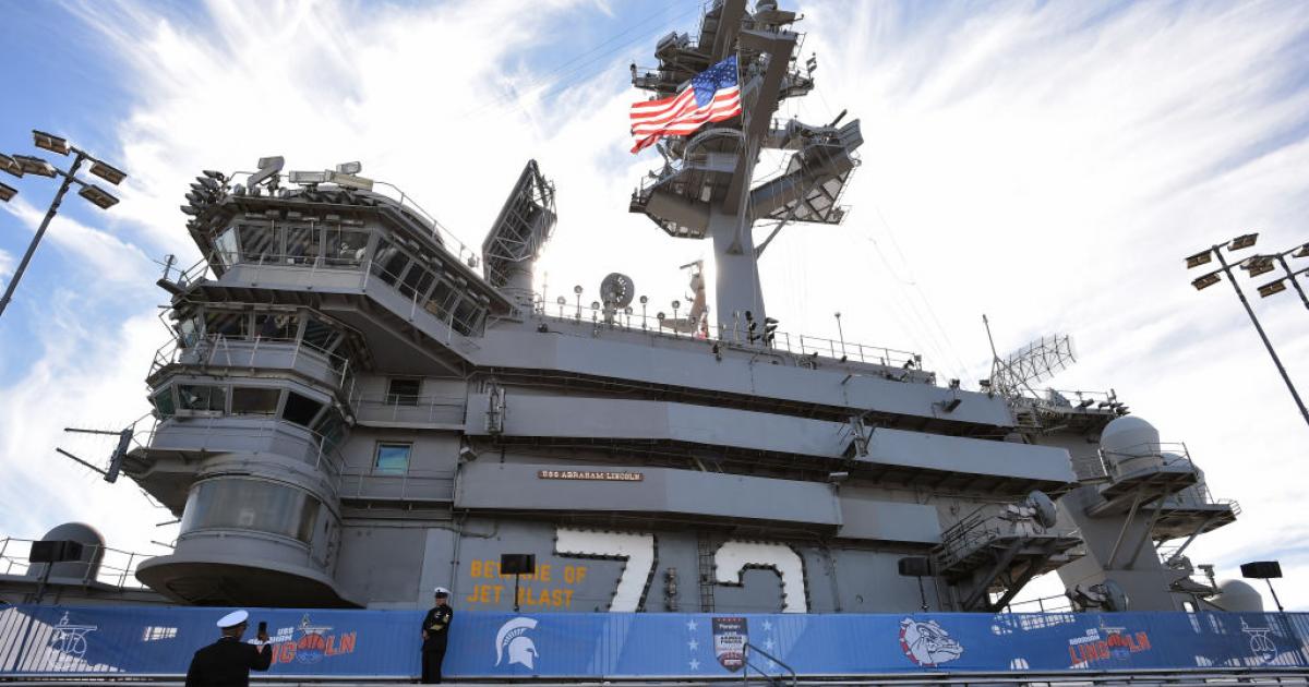 El portaaviones USS Abraham Lincoln (CVN-72), fotografiado el 11 de noviembre de 2022 en la Estación Aérea Naval de North Island en San Diego, California.