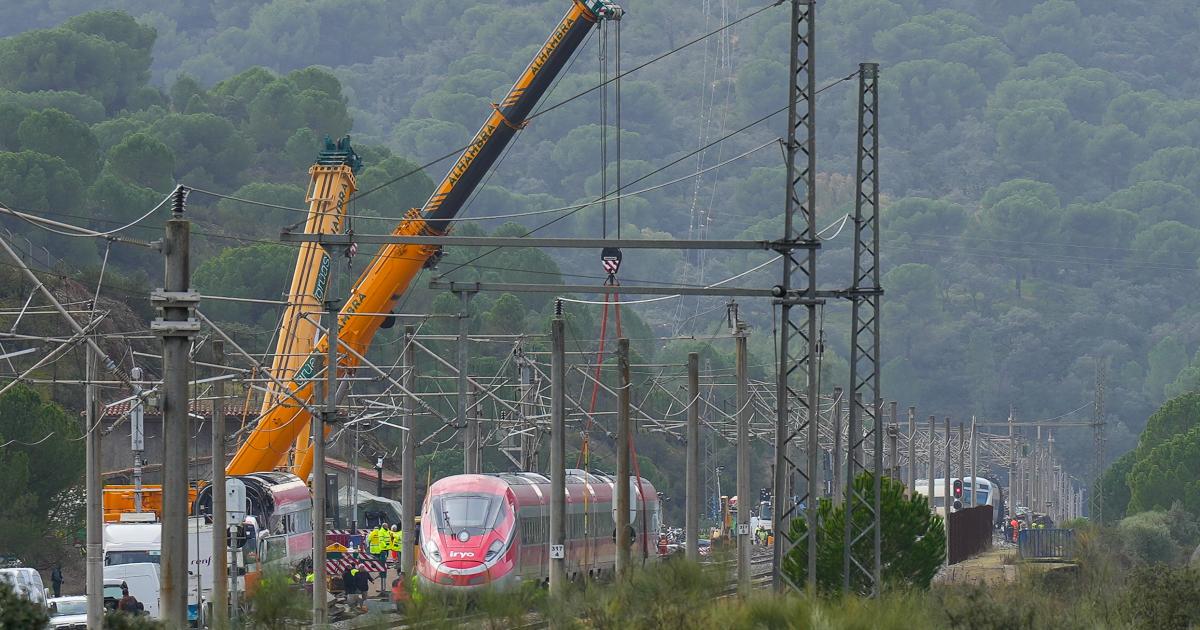 Maquinaria pesada, retirando restos del accidente ferroviario de Adamuz (Córdoba, Andalucía); en una imagen de archivo.