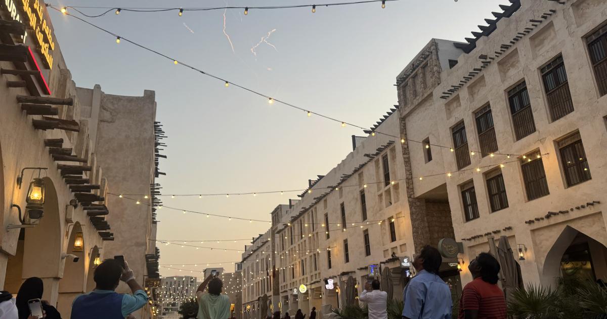 Cielo de Catar durante el bombardeo de Irán sobre la base estadounidense de Doha