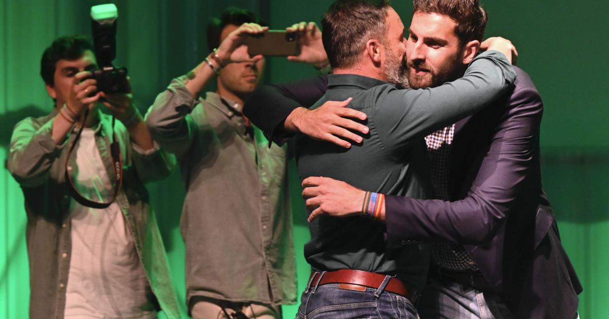 El presidente nacional de Vox, Santiago Abascal, y el presidente provincial de la formación en Murcia, José Ángel Antelo, fundiéndose en un abrazo, en una imagen de archivo.