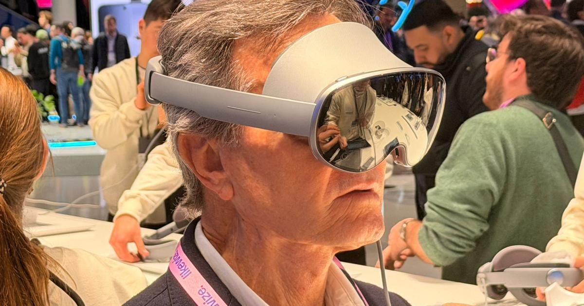 Un usuario prueba las gafas Galaxy XR de Samsung, el 3 de marzo de 2026, en el Mobile World Congress (MWC Barcelona).