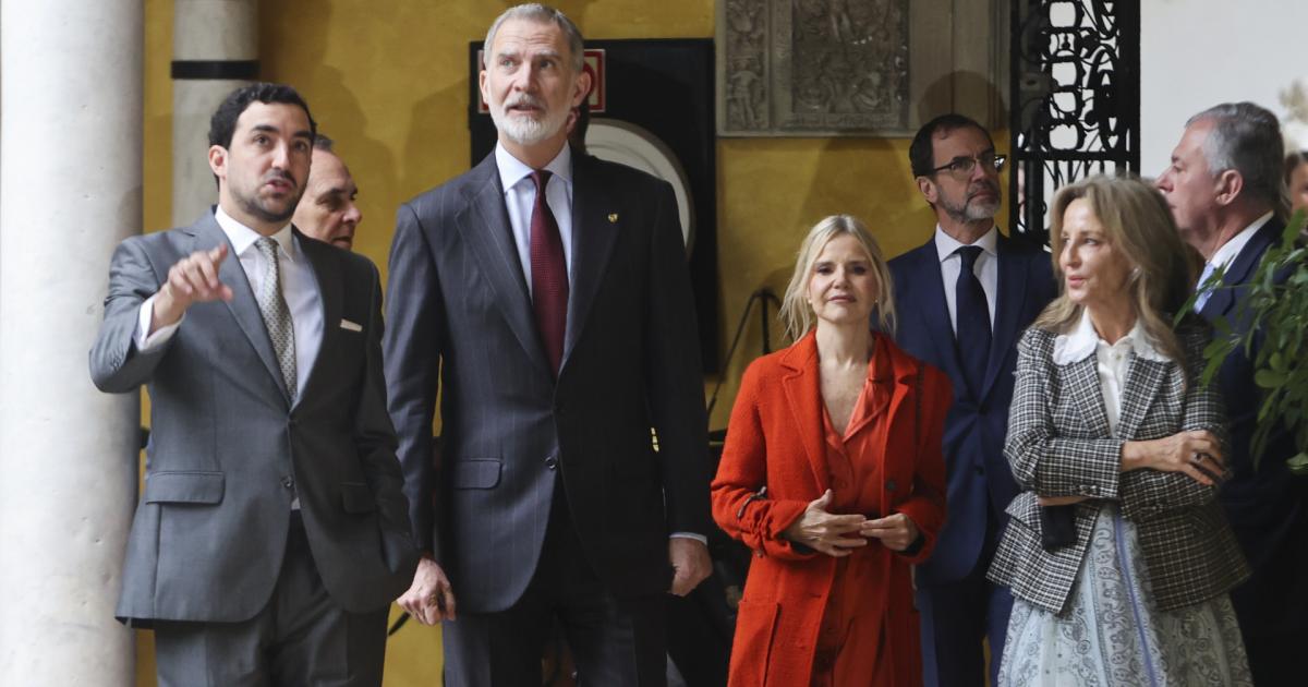 El rey Felipe VI junto a Eugenia Martínez de Irujo, la hija pequeña de la duquesa de Alba, durante la inauguración de 'Cayetana. Una vida en Dueñas' en Sevilla.
