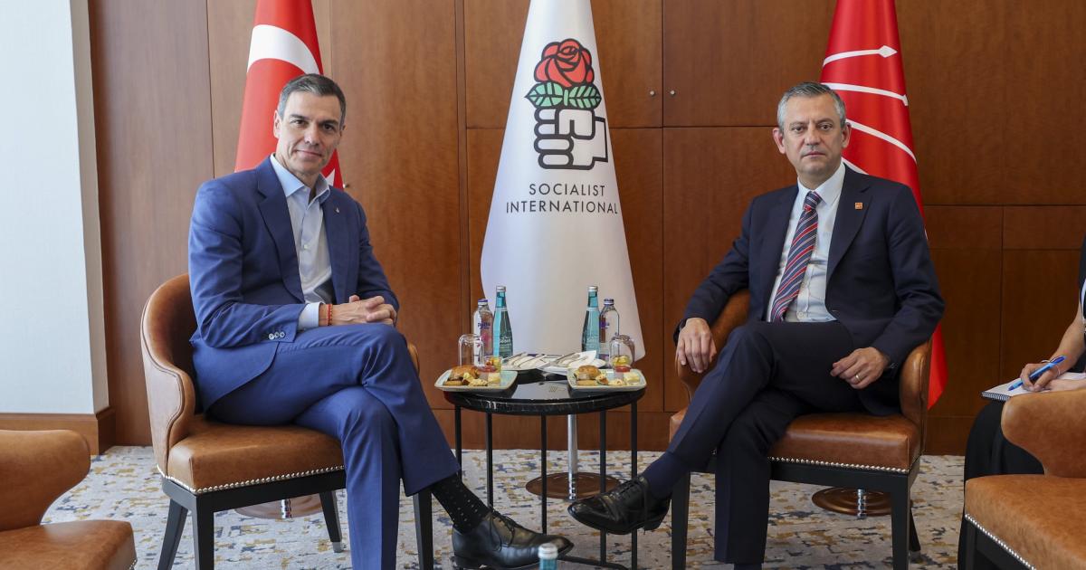 Pedro Sánchez y Özgür Özel.