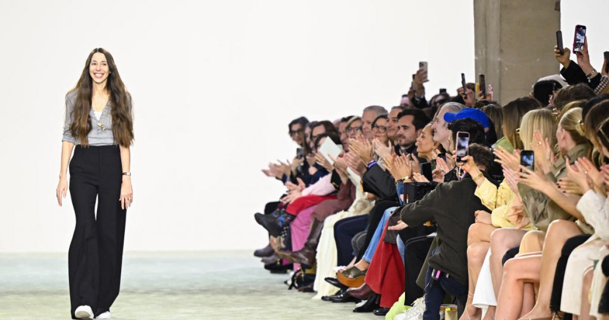 Chemena Kamali, saludando tras un desfile de Chloé en marzo de 2025