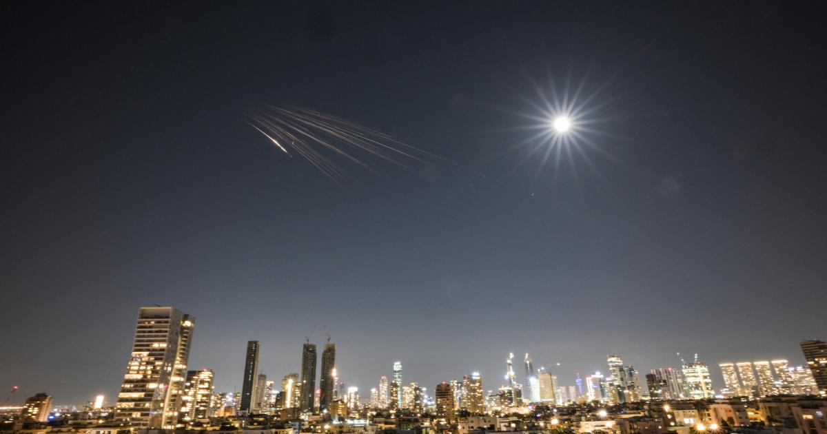 Un misil iraní con municiones de racimo vuela hacia Israel, en una imagen captada en el centro del país, el 5 de marzo de 2026.