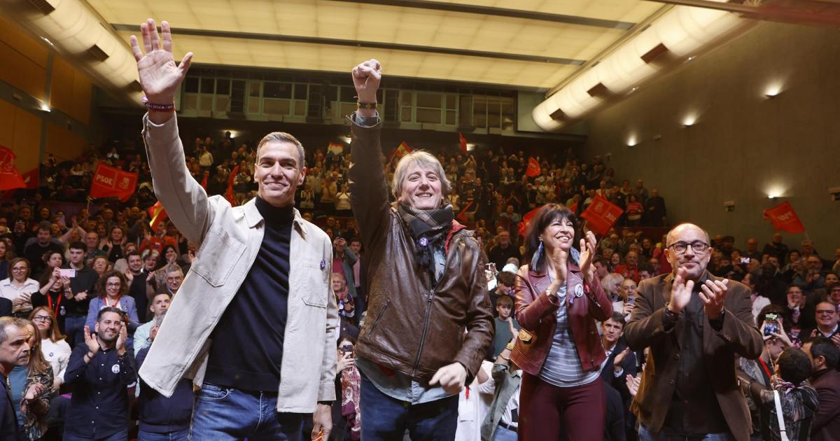 Sánchez junto al resto de miembros socialistas en un acto en la campaña en Castilla y León