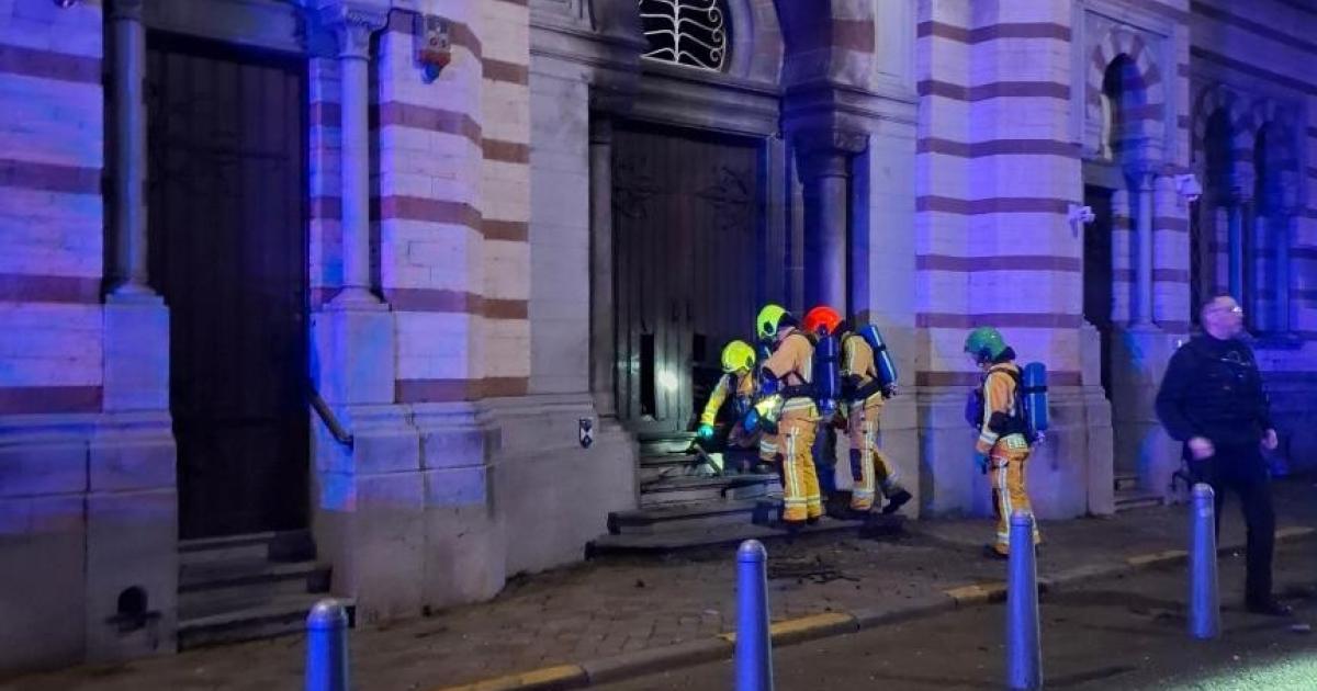 Los agentes belgas revisan los daños en la puerta de la sinagoga de Lieja, el 9 de marzo de 2026.