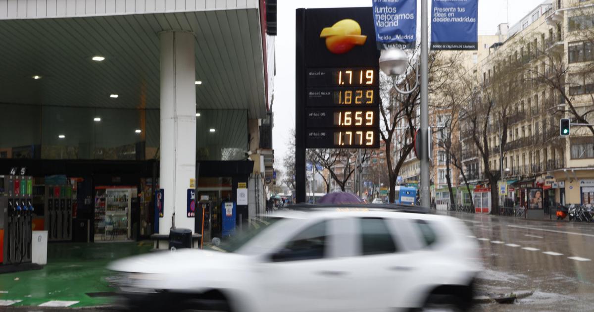 Precios de los distintos tipos de gasolina y gasoil anunciados en una gasolinera de Madrid, el pasado día 6 de marzo