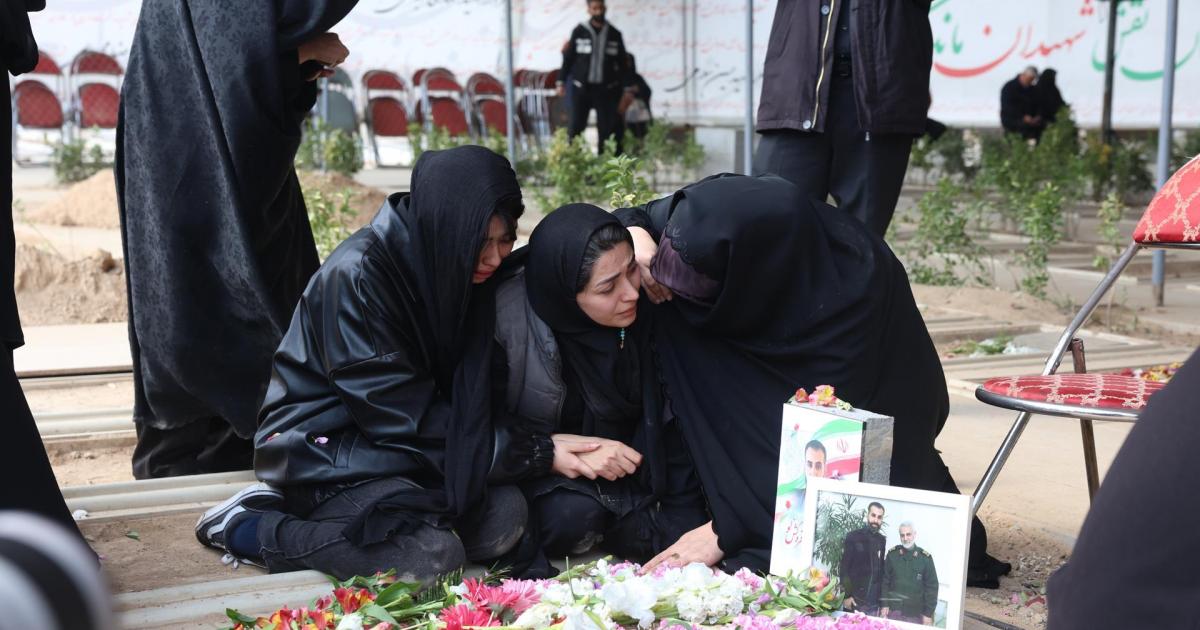 Unos ciudadanos iraníes lloran a una de las víctimas de los ataques de Israel y EEUU, en el cementerio Behesht Zahra, al sur de Teherán, el 9 de marzo de 2026.