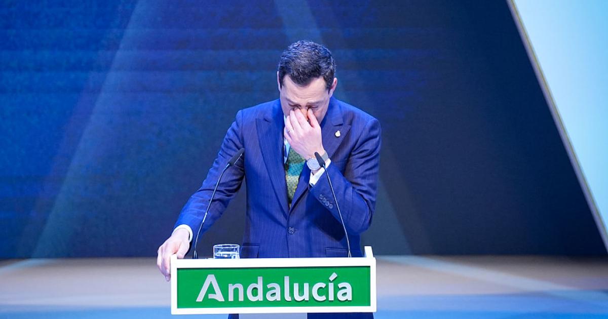 El presidente de la Junta de Andalucía, Juanma Moreno, se emociona al hablar del siniestro de Adamuz en en el acto del día de la comunidad, 28 de febrero de 2026, en Sevilla.