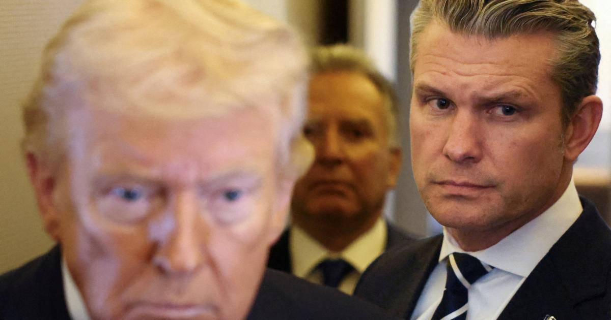 El secretario de Guerra de EEUU, Pete Hegseth, en segundo plano, con el presidente de EEUU, Donald Trump; en primer plano, desenfocado, abordo del Air Force One.