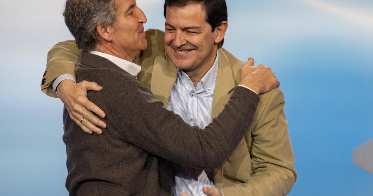 El líder del PP, Alberto Núñez Feijóo, acompañando al presidente en funciones de la Junta de Castilla y León, Alfonso Fernández Mañueco, en un mitin de las elecciones del 15-M .