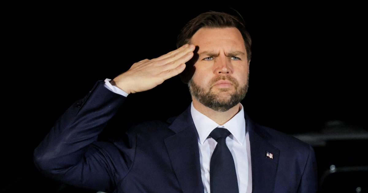 El vicepresidente de EEUU, J. D. Vance, en un traslado de los restos del sargento Benjamin Pennington, que falleció en una misión en Arabia Saudí, el 8 de marzo de 2026 en Dover (Delaware).