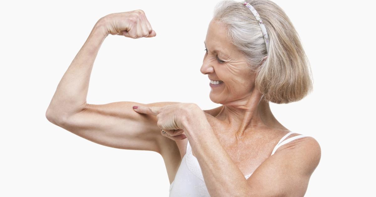 Una mujer sacando bíceps.