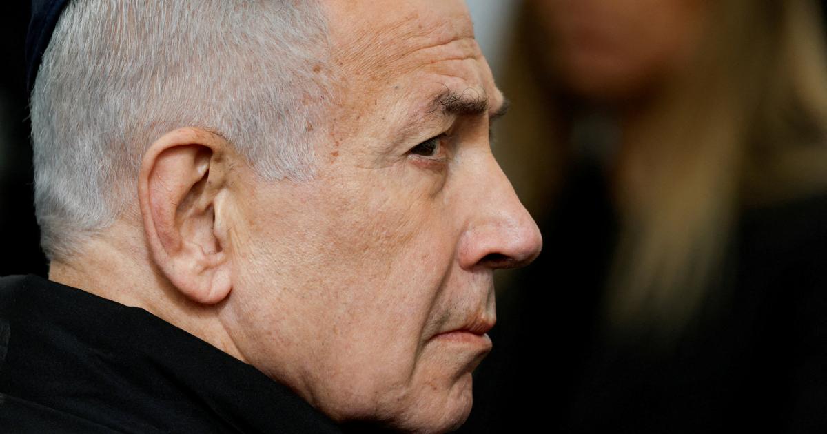 El primer ministro israelí, Benjamin Netanyahu, asiste a un servicio en memoria de Ran Gvili, el policía que fue el último rehén recuperado de Gaza, en Meitar (Israel), el 28 de enero de 2026.