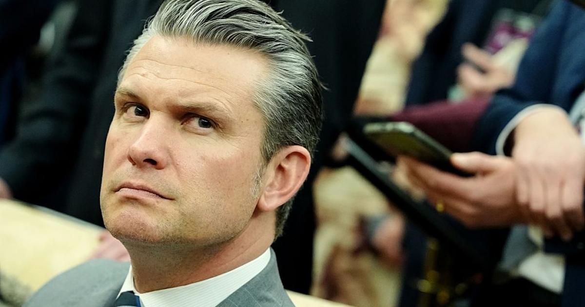 El secretario de Defensa de EEUU, Pete Hegseth, el 3 de marzo de 2026 en el Despacho Oval, oyendo las intervenciones de su presidente, Donald Trump, y el canciller alemán, Friedrich Merz.