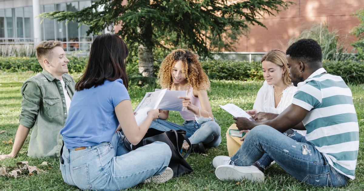 Estudiantes, en un campus universitario
