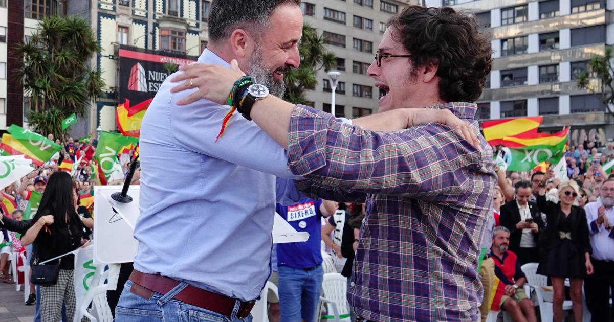 Imagen de archivo del líder de Vox, Santiago Abascal, y el diputado José María Figaredo; en una imagen de archivo en un acto en Gijón (Asturias).