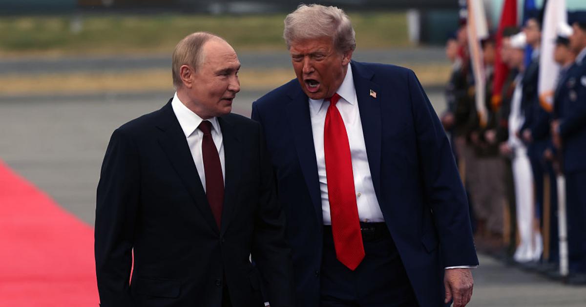 El presidente de EEUU, Donald Trump, y el de Rusia, Vladimir Putin, durante su reunión sobre la guerra en Ucrania en la base aérea de Anchorage (Alaska), el 15 de agosto de 2025.