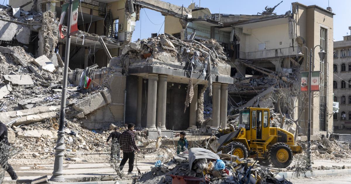 Edificio en ruinas en Irán