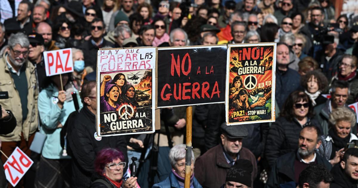Miles de personas gritan 'No a la guerra' en Madrid.