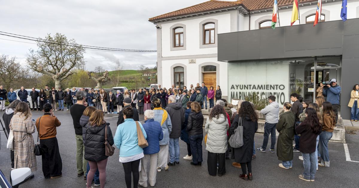 El Ayuntamiento de Marina de Cudeyo, Cantabria, guarda un minuto de silencio frente a su sede en señal de condena y repulsa por el reciente asesinato por violencia de género ocurrido en Pedreña.