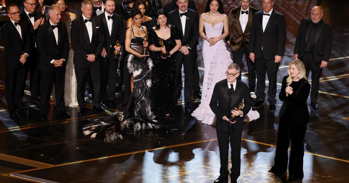El equipo de 'Una batalla tras otra' celebrando el Oscar a Mejor película