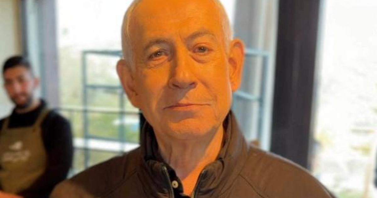 El primer ministro de Israel, Benjamin Netanyahu, el 16 de marzo de 2026, en el vídeo tomando café que ha difundido como prueba de vida.