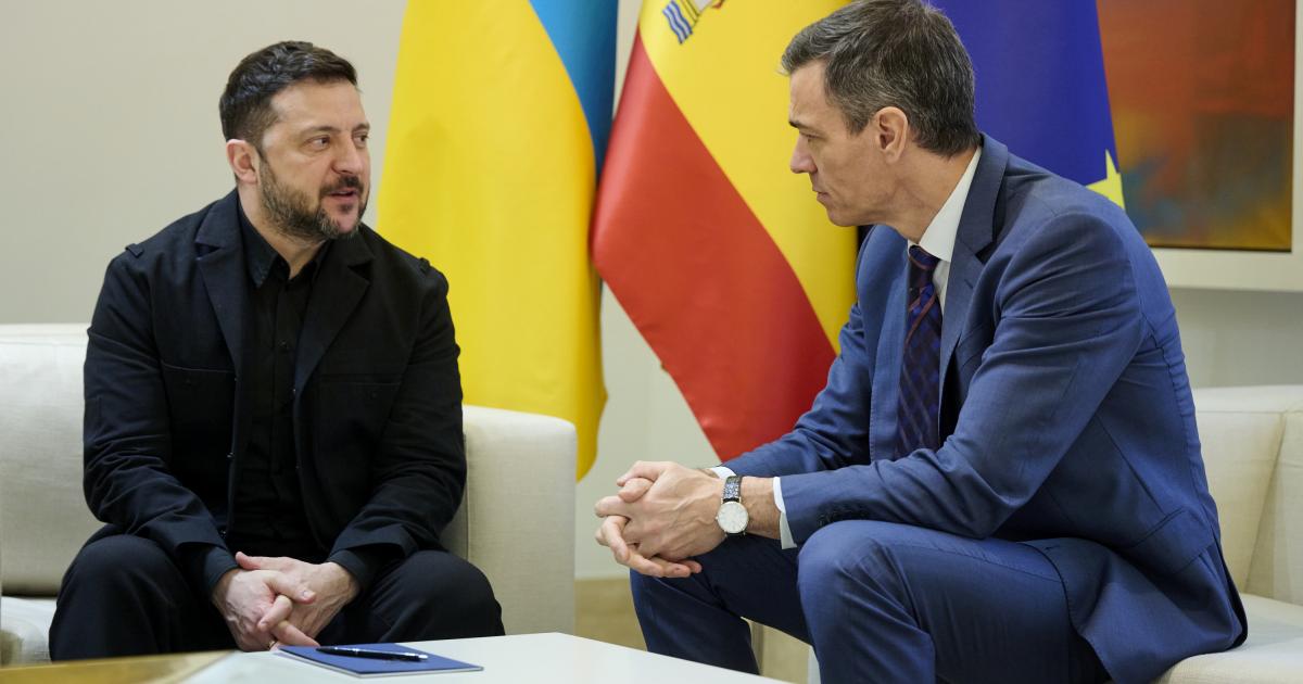 El presidente del Gobierno, Pedro Sánchez, junto a su homólogo ucraniano, Voldimir Zelenski