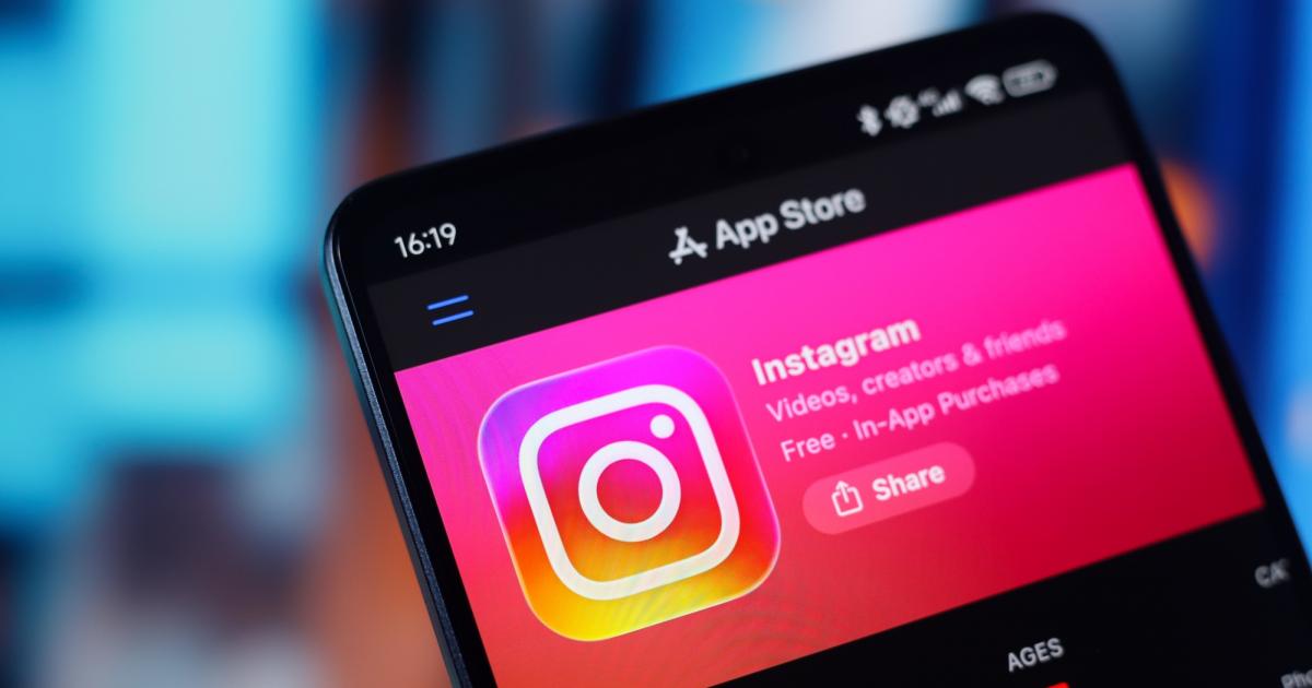 El logo de Instagram aparece en un teléfono móvil.