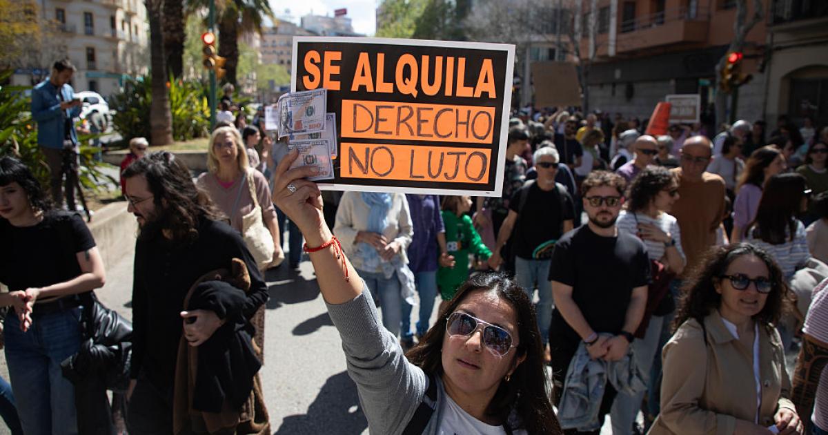 Un grupo de manifestantes protestan contra la creciente escasez de vivienda en Palma (Mallorca), el 5 de abril de 2025.