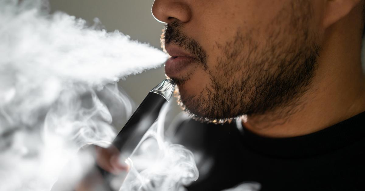 Un hombre vapeando