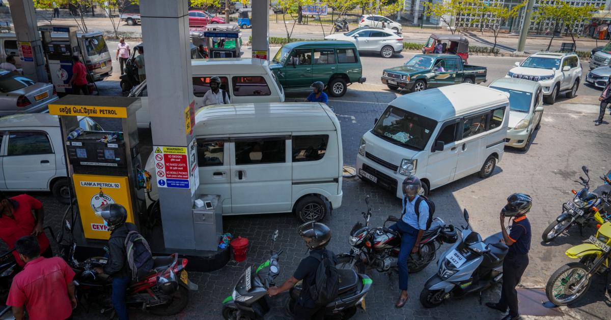 Vehículos hacen cola para comprar gasolina en una estación, ante la preocupación por el suministro en mitad de la crisis de Oriente Medio, el 16 de marzo de 2026, en Colombo, (Sri Lanka).
