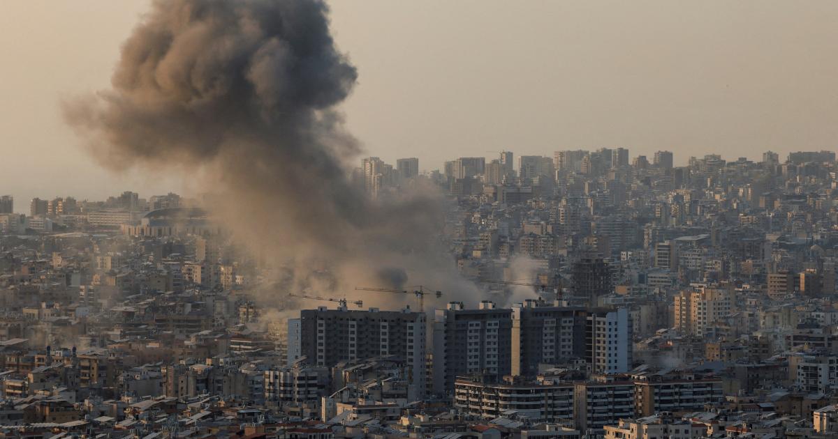 Columnas de humo ascienden tras un ataque de Israel en los suburbios del sur de Beirut (Líbano), el 12 de marzo de 2026.