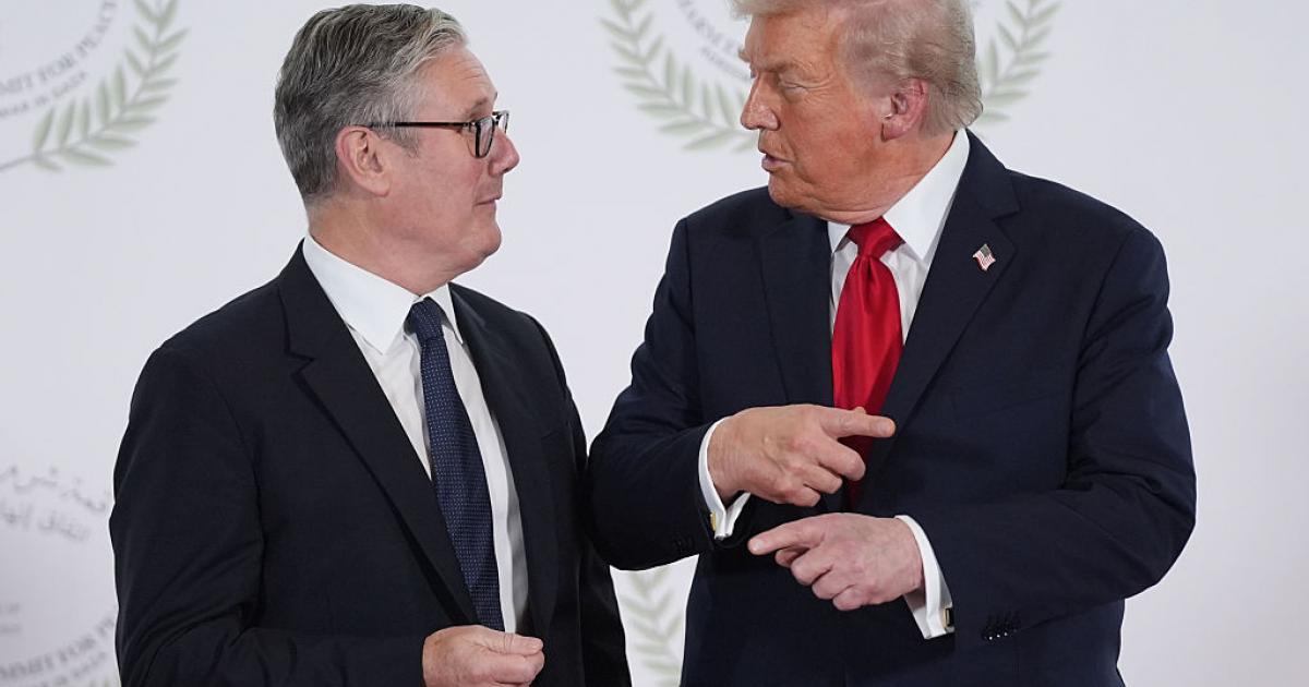 Donald Trump, con Keir Starmer en la cumbre de la 'paz' en Egipto