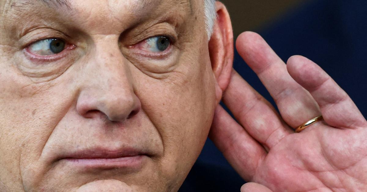 El primer ministro húngaro, Viktor Orbán, se lleva la mano a la oreja mientras habla con la prensa a su llegada al Consejo Europeo de Bruselas (Bélgica), el 19 de marzo de 2026.