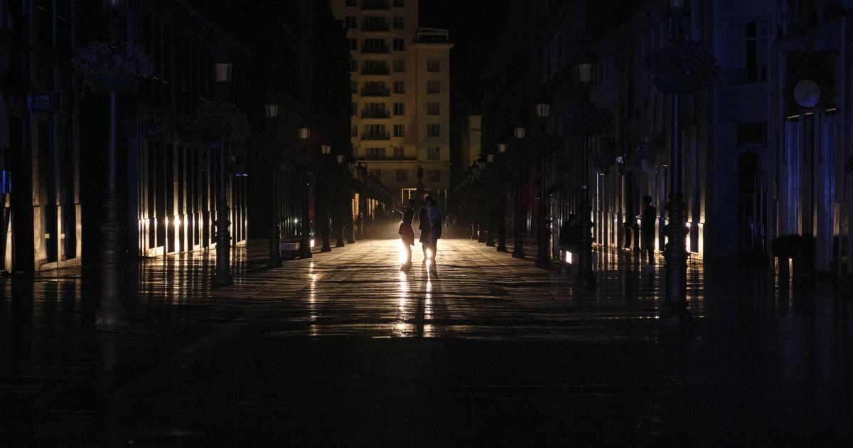 Imagen de archivo del gran apagón de abril de 2025, en las calles de Málaga (Andalucía).