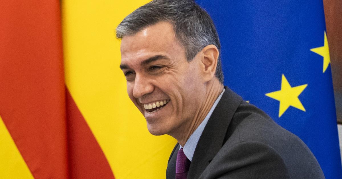 El presidente del Gobierno, Pedro Sánchez, riéndose.