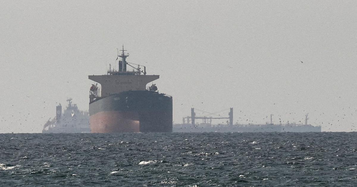 Buques de carga en el golfo Pérsico, cerca del estrecho de Ormuz, vistos desde el norte de Ras al-Khaimah, cerca de la frontera con la región de Musandam de Omán, el 11 de marzo de 2026.