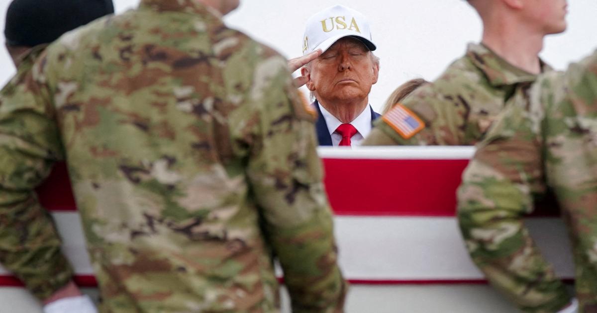 El presidente de EEUU, Donald Trump, rinde honores a un soldado muerto en Kuwait, por un ataque de Irán, el 7 de marzo de 2026, en la Base Aérea de Dover, Delaware.