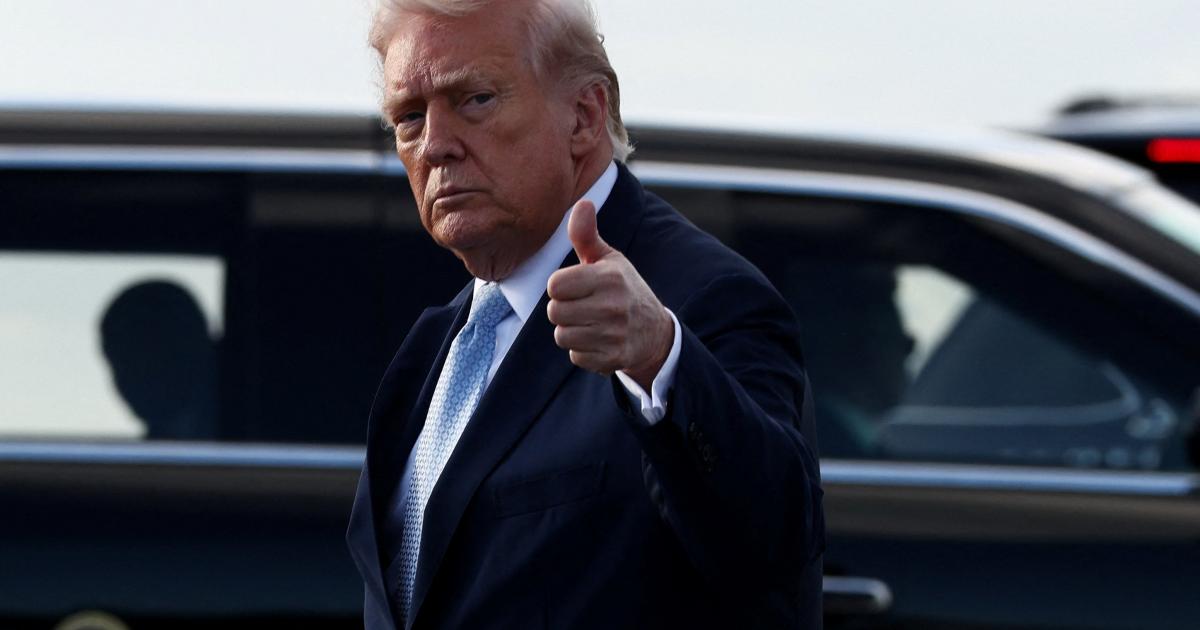 El presidente estadounidense Donald Trump gesticula al bajar del Air Force One a su llegada a West Palm Beach (Florida), el 20 de marzo de 2026.