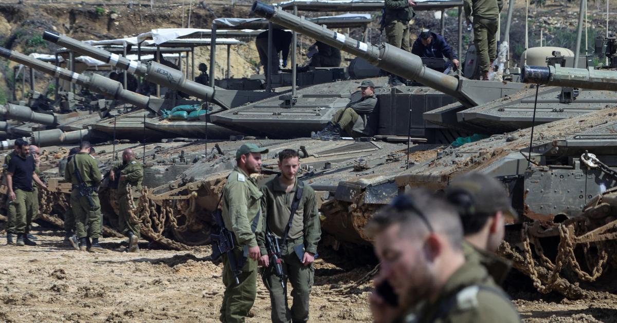 Soldados y tanques israelíes apostados en la frontera con el Líbano, en el marco de la ocupación ilegal del sur del país vecino, hasta la ribera del río Litani.