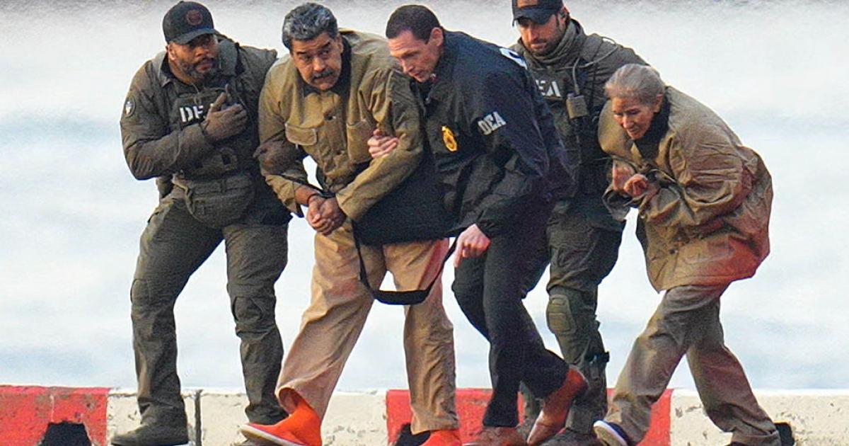 Nicolás Maduro, expresidente de Venezuela, esposado ​​tras aterrizar en un helipuerto de Manhattan, el 5 de enero de 2026.